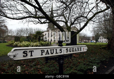 Una vista generale di Piazza San Paolo a Birmingham, vicino al quartiere dei Gioielli della città, che mostra esempi di segni sia con che senza un apostrofo. Foto Stock