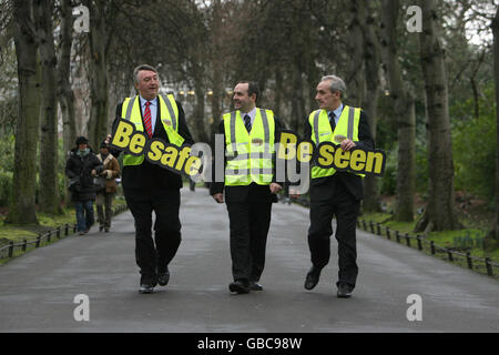 Da sinistra a destra. Val Hanley, presidente della Federazione Irlandese dei Vintners, Noel Brett, presidente della Irish Road Safety Authority e Walter Morgan della FBD Insurance a St Stephen's Green di Dublino, lanciano una nuova campagna per la sicurezza stradale rurale. Foto Stock