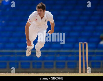 James Anderson Bowls in Inghilterra durante l'International Tour Match al Warren Park Cricket Ground, St Kitts. Foto Stock