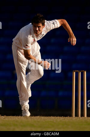 James Anderson Bowls in Inghilterra durante l'International Tour Match al Warren Park Cricket Ground, St Kitts. Foto Stock