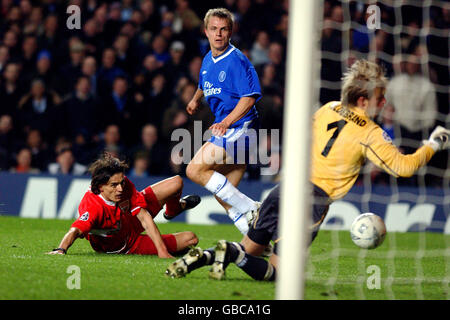 Calcio - UEFA Champions League - secondo turno - seconda tappa - Chelsea v VFB Stuttgart. Jesper Gronkjaer (c) di Chelsea guarda il suo colpo andare largo come è sfidato da Boris Zivkovic (l) di Stoccarda VFB. Foto Stock