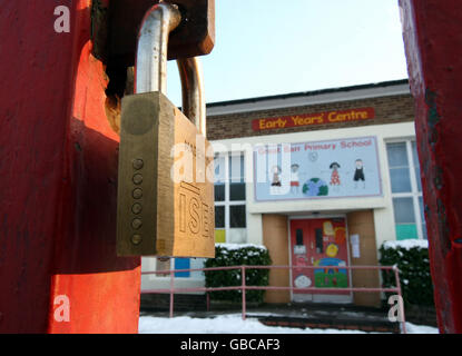 Tempo invernale. Un cancello chiuso in una scuola di Birmingham. Foto Stock