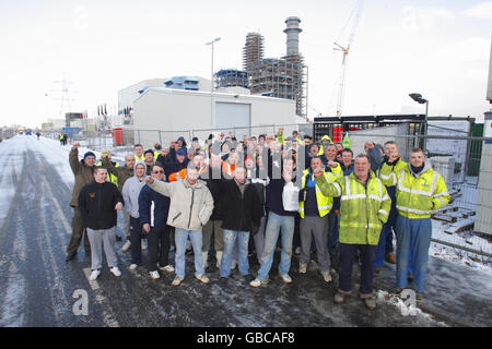 I lavoratori picket fuori della centrale elettrica a Marchwood, Hampshire, a sostegno dello sciopero a Lindsey Oil Refinery, North Lincolnshire. Foto Stock