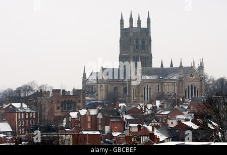 La Cattedrale di Worcester si erge sulle cime innevate della città dopo la nevicata. Foto Stock