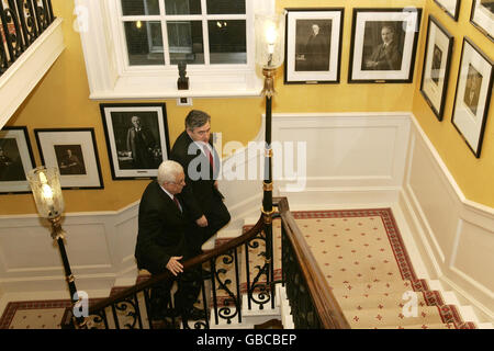 Il presidente palestinese Mahmoud Abbas (sinistra) incontra il primo ministro britannico Gordon Brown al 10 di Downing Street a Londra. Foto Stock