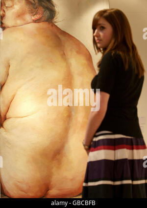 Katy Richards, un membro del personale della casa d'aste di Christie, Kensington, è visto con 'juncture' da Jenny Saville, che si prevede di scaricare dal 300,000 al 400,000 nella mostra di Christie di arte post-bellica e contemporanea, che sarà messa all'asta l'11 febbraio 2009. Foto Stock