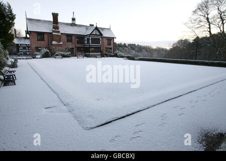 Le impronte dei piedi nella neve ai terreni della Bramall Hall nel Bramhall Park, Stockport, dopo la notte di neve. Foto Stock