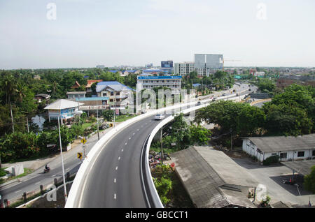 Vista della città di Nonthaburi da MRT Linea viola in esecuzione dello skytrain di andare a Bangkok il 20 giugno 2016 in provincia di Nonthaburi, Tailandia Foto Stock