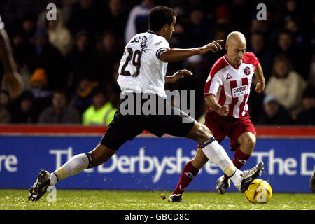 Calcio - Nationwide League Division uno - Derby County / Sheffield United. Tom Huddlestone (l) della contea di Derby e Alan Wright dello Sheffield United combattono per la palla Foto Stock