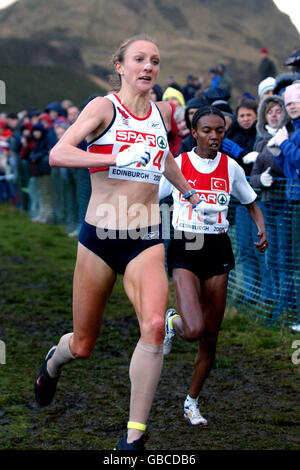 Atletica - il 10 ° SPAR European Cross County Championships - Edimburgo. Paula Radcliffe della Gran Bretagna (074) conduce dalla Turchia Elvan Abeylegesse (181) Foto Stock