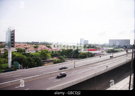 Vista della città di Nonthaburi da MRT Linea viola in esecuzione dello skytrain di andare a Bangkok il 20 giugno 2016 in provincia di Nonthaburi, Tailandia Foto Stock