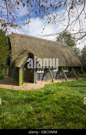 Una rara in paglia villaggio inglese chiesa in Sandy Lane Chippenham Regno Unito Foto Stock