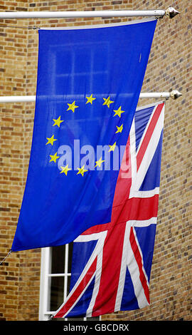 L'Union Jack è raffigurato dietro la bandiera dell'Unione europea a Londra. Foto Stock