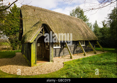 Una rara in paglia villaggio inglese chiesa in Sandy Lane Chippenham Regno Unito Foto Stock