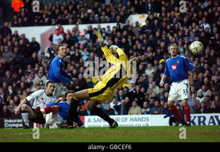 Robbie Keane di Tottenham Hotspur segna il terzo gol dopo Portsmouth Portiere Shaka Hislop Foto Stock