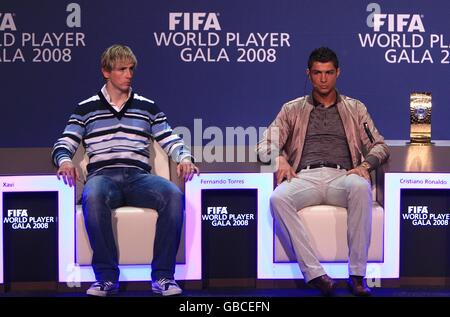 Calcio - FIFA World Player Gala 2008 - Teatro dell'Opera di Zurigo. Cristiano Ronaldo (a destra) del Manchester United e Fernando Torres di Liverpool al FIFA World Player Gala 2008 Foto Stock