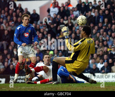 Calcio - fa Barclaycard Premiership - Tottenham Hotspur v Portsmouth. Robbie Keane di Tottenham Hotspur segna il suo terzo goal oltre il portiere di Portsmouth, Shaka Hislop Foto Stock