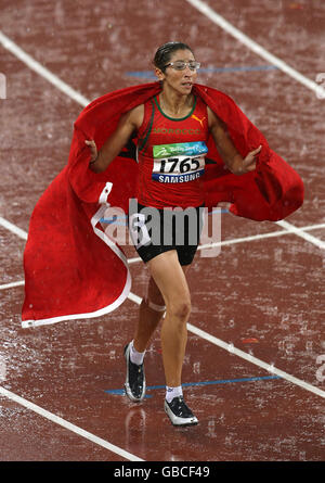 Il Marocco Sanaa Benhama festeggia con la sua bandiera nazionale dopo aver vinto la finale Women's 100m - T13 allo Stadio Nazionale, a Pechino, Cina. Foto Stock