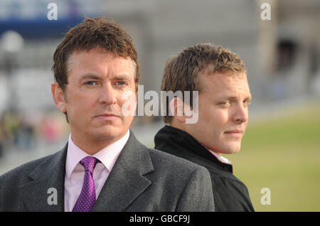 (Sinistra-destra) Shane Richie, che suona Archie, e Lex shrapnel, che suona Jamie, sono visti ad una chiamata fotografica per la nuova serie Channel 5 di Minder, al Tower Bridge di Londra. Foto Stock