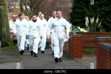 Gli ufficiali forensi della polizia entrano in una casa a Sheldon, Birmingham, dopo che cinque uomini e tre donne sono stati arrestati in connessione con l'assassinio del figlio di un sub-comandante Craig Hodson-Walker durante una rapina armata. Foto Stock