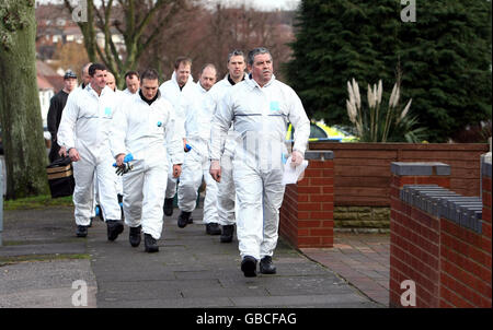 Gli ufficiali forensi della polizia entrano in una casa a Sheldon, Birmingham, dopo che cinque uomini e tre donne sono stati arrestati in connessione con l'assassinio del figlio di un sub-comandante Craig Hodson-Walker durante una rapina armata. Foto Stock