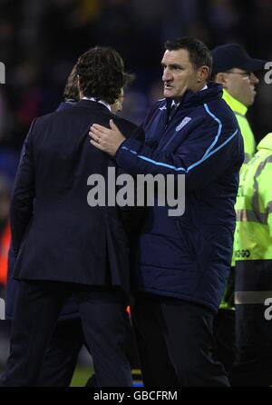 Tony Mowbray, manager di West Bromwich Albion, mette il braccio intorno Il manager di Middlesbrough Gareth Southgate dopo il fischio finale Foto Stock