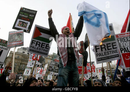 Manifestanti in Trafalgar Square nel centro di Londra durante il rally della Stop the War Coalition e della Campagna di solidarietà palestinese per Gaza. Foto Stock