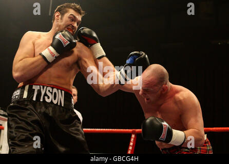 Tyson Fury (a sinistra) batte Marcel Zeller sulla carta di credito della British Lightweight Title Fight al Robin Park Center di Wigan. Foto Stock