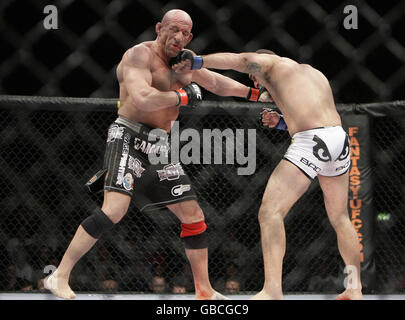 Sport - Ultimate Fighting Championship - O2. Mark Coleman (a sinistra) è colpito da Maurico Rua durante il Campionato Ultimate Fighting alla O2 a Dublino, in Irlanda. Foto Stock