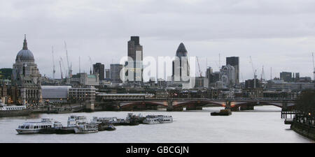 Vista generale dal ponte di Waterloo del centro di Londra questa mattina dopo galere e forti piogge hanno causato il caos in alcune parti del paese. Foto Stock