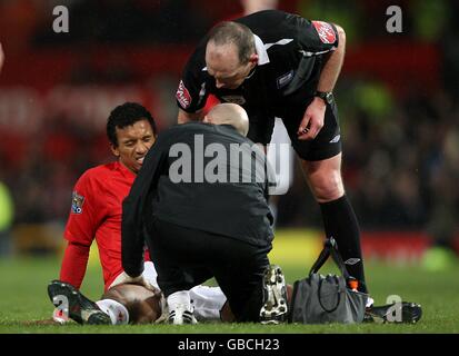 Luis Nani di Manchester United si trova ferito in campo Foto Stock