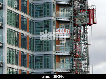 Un unico appartamento 'vecchio' in un blocco di appartamenti di nuova costruzione a Battersea, a sud-ovest di Londra, come le cifre ufficiali oggi rivelano che il Regno Unito è ufficialmente in recessione. L'economia ha visto la sua peggiore performance di produzione dal 1980 negli ultimi tre mesi del 2008. Foto Stock