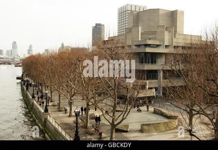 Vista generale del Teatro Nazionale, sulla Southbank di Londra. Foto Stock