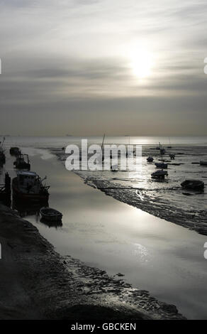 Le barche si siedono sul fango a bassa marea a Old Leigh, Leigh on Sea, vicino Southend, Essex. Foto Stock