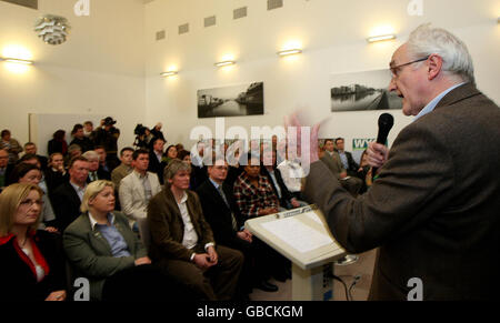 Il leader del Green Party John Gormley si rivolge ai consiglieri del Green Party e al TDS presso il D Hotel di Drogheda. Il Partito si è riunito per discutere le prossime elezioni locali ed europee. Foto Stock