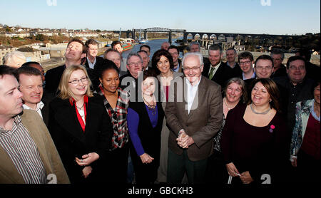 Green Party leader John Gormley (centro) con i consiglieri del Partito Verde e TDS sul tetto del D Hotel, Drogheda. Il Partito si è riunito per discutere le prossime elezioni locali ed europee. Foto Stock