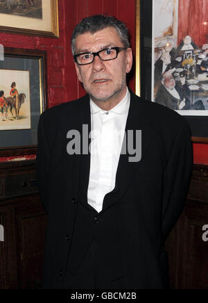 L'artista Jack Vettriano ha ritratto durante la notte dei Burns al Boisdale Restaurant a Belgravia, a sud-ovest di Londra. Foto Stock