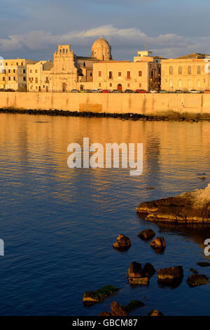 Sunrise lungomare di Ortigia, Siracusa, Sicilia, Italia Foto Stock