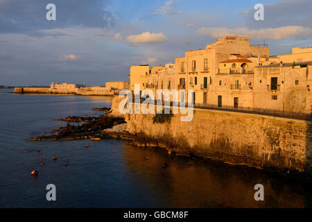 Sunrise lungomare di Ortigia, Siracusa, Sicilia, Italia Foto Stock