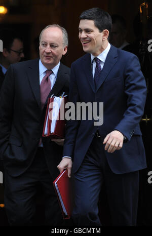 Il Segretario degli Esteri David Miliband (a destra) e il Segretario dell'Irlanda del Nord, Shaun Woodward (a sinistra) lasciano 10 Downing Street a Londra, dopo questa riunione del Gabinetto di mattina. Foto Stock