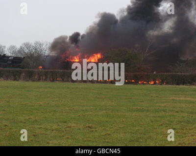 La scena di un'intensa sciagurata dopo che un treno merci che trasporta il combustibile deragliò e prese fuoco vicino Stewarton in Ayrshire. Foto Stock