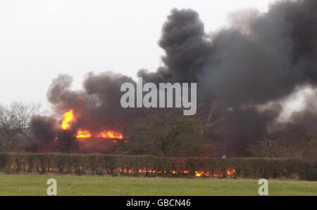 La scena di un'intensa sciagurata dopo che un treno merci che trasporta il combustibile deragliò e prese fuoco vicino Stewarton in Ayrshire. Foto Stock