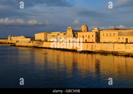 Sunrise lungomare di Ortigia, Siracusa, Sicilia, Italia Foto Stock