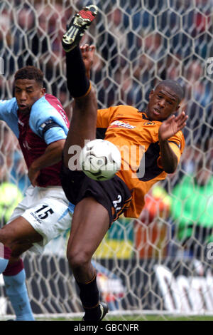 Calcio - fa Barclaycard Premiership - Wolverhampton Wanderers / Aston Villa. Il Carl Cort di Wolverhampton Wanderers combatte con l'Ulises De la Cruz di Aston Villa Foto Stock