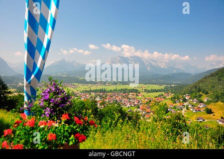 Wallgau, Bayernfahne, Isartal, Bayern, Deutschland Foto Stock