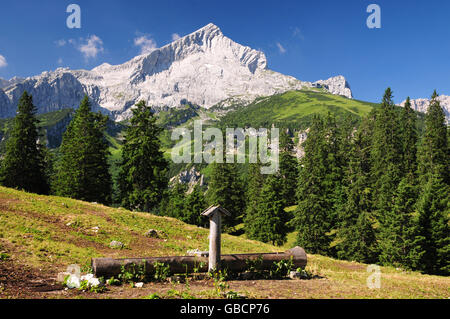 Fontana, vista montagna, Alpspitze Garmisch-Partenkirchen, Baviera, Germania Foto Stock