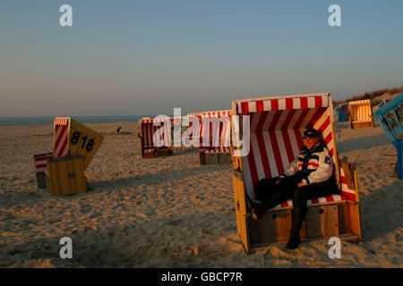 Coperto e sedie da spiaggia in vimini, Isola di Langeoog, Frisia orientale, Bassa Sassonia, Germania Foto Stock
