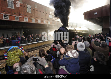 Gli appassionati imballano le piattaforme della stazione di York mentre la classe di Peppercorn A1 60163 Tornado lascia la stazione. Foto Stock