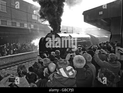 Ri-Nascita della linea ferroviaria potenza vapore Foto Stock