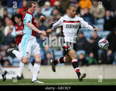 Stephen Caldwell di Burnley e Deon Burton di Charlton Athletic durante la partita del Coca-Cola Championship al Turf Moor di Burnley. Foto Stock